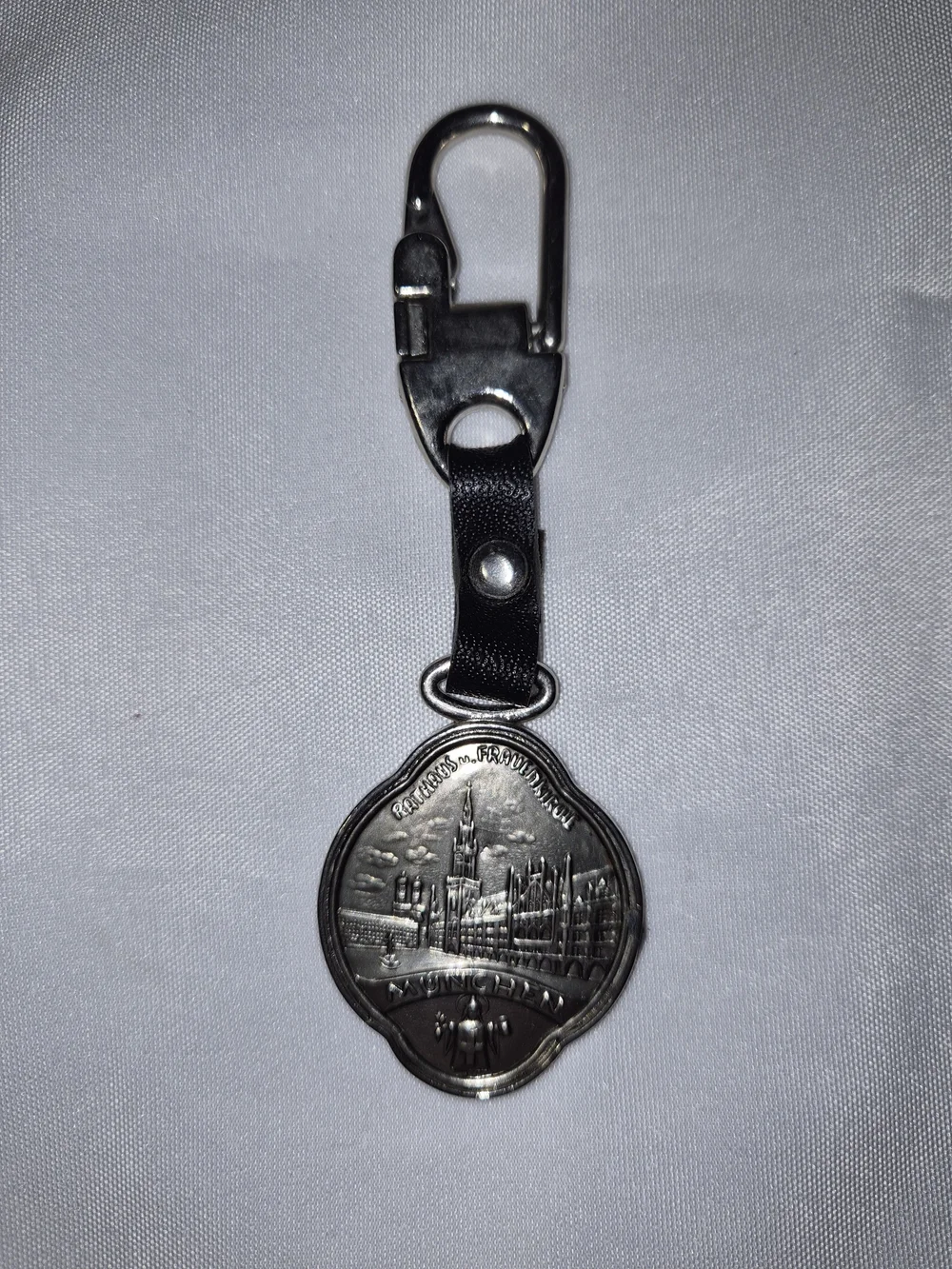 Vintage silver-tone metal souvenir keychain from Munich (München), Germany